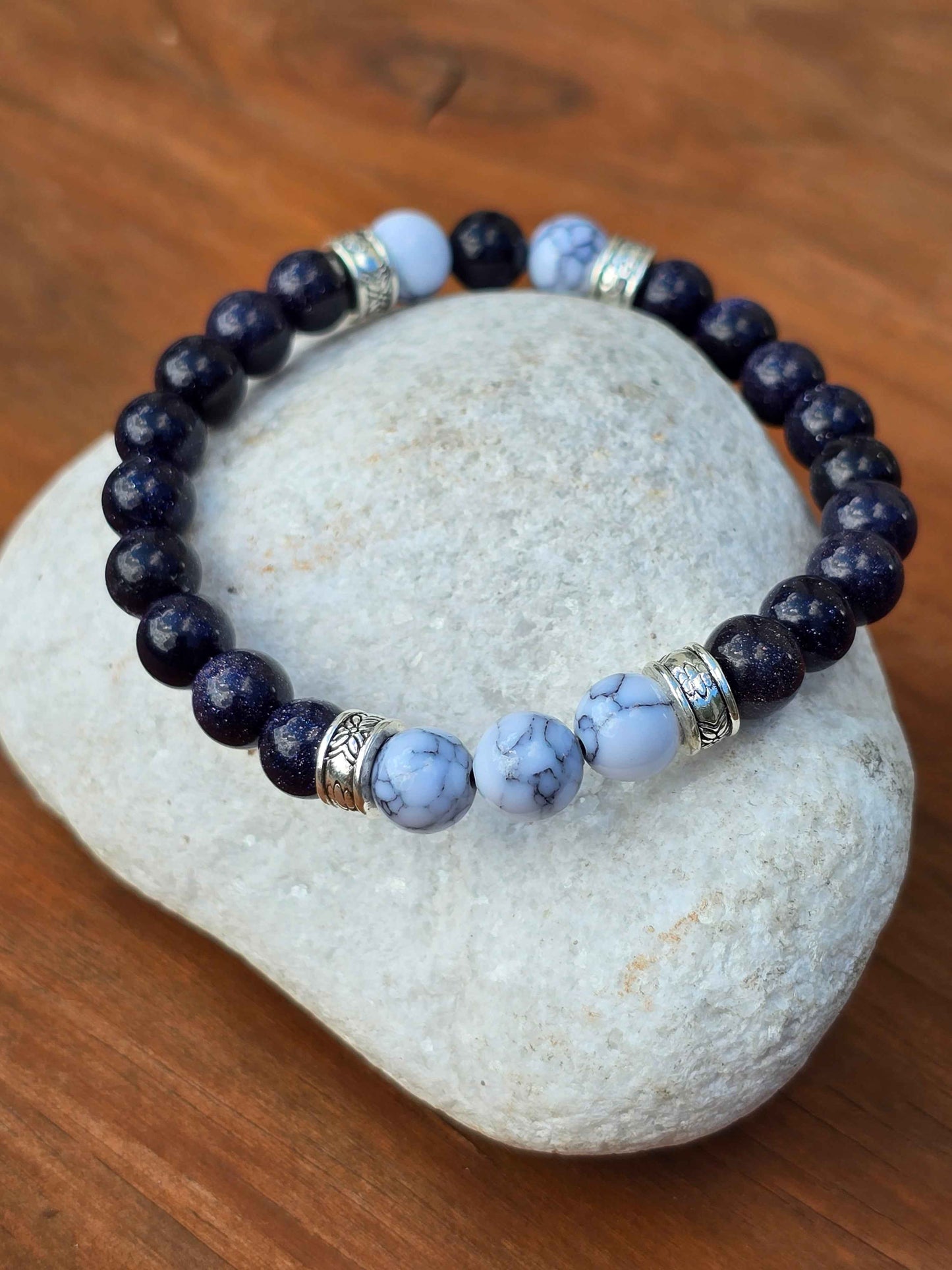 Unisex Blue and white marble effect elastic beaded bracelet - Handmade item