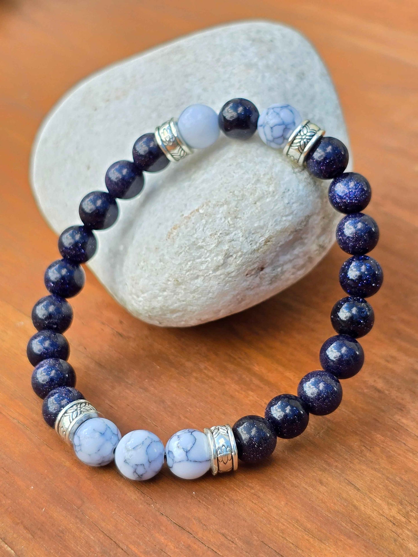 Unisex Blue and white marble effect elastic beaded bracelet - Handmade item