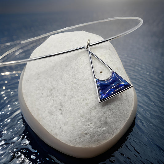 Triangle pendant resin necklace with metal choker