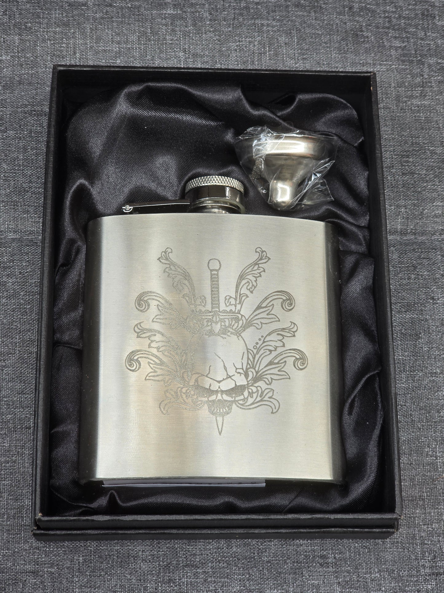 Engraved stainless steel 6oz hipflask - Spirit / Liquor flask with various designs - With Gift Box