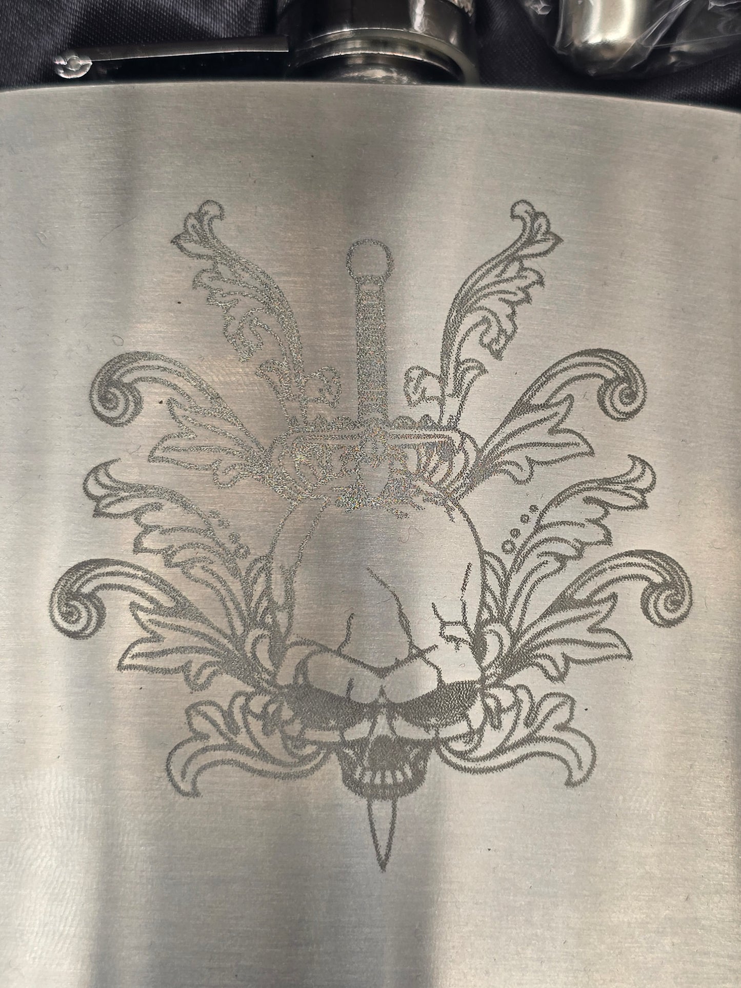 Engraved stainless steel 6oz hipflask - Spirit / Liquor flask with various designs - With Gift Box