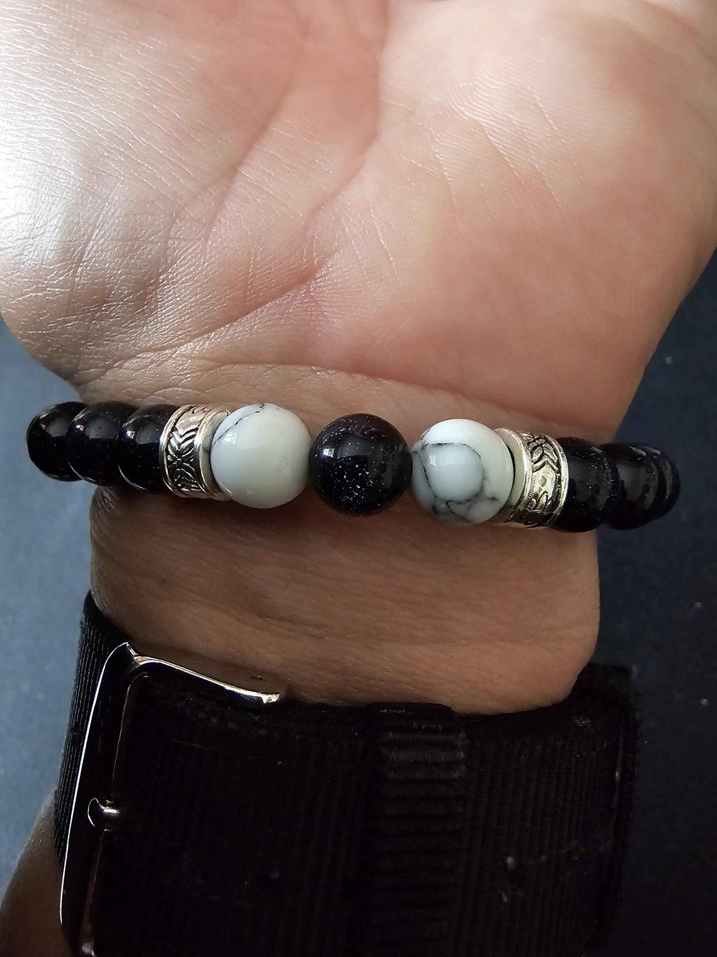 Unisex Blue and white marble effect elastic beaded bracelet - Handmade item