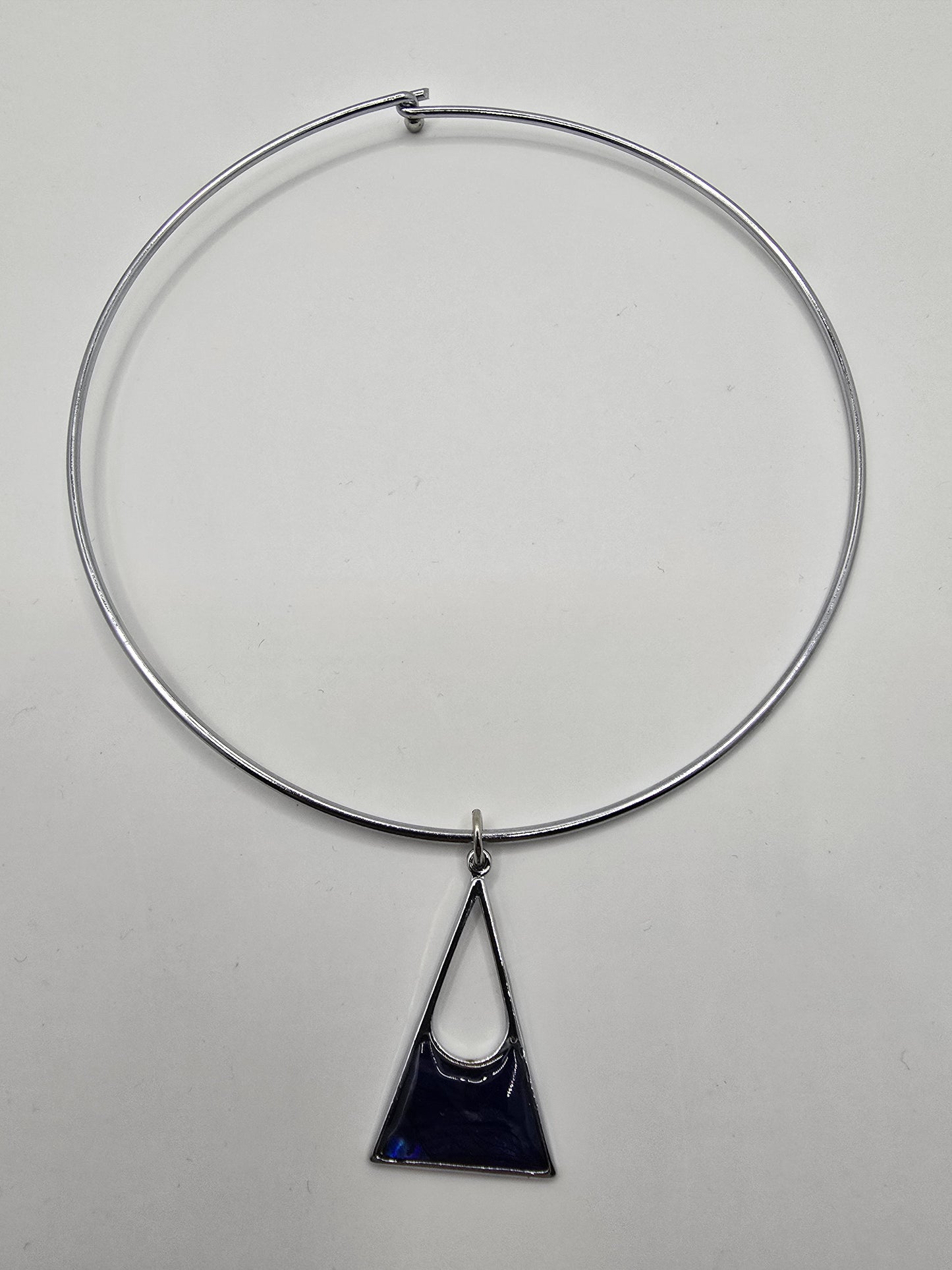 Triangle pendant resin necklace with metal choker