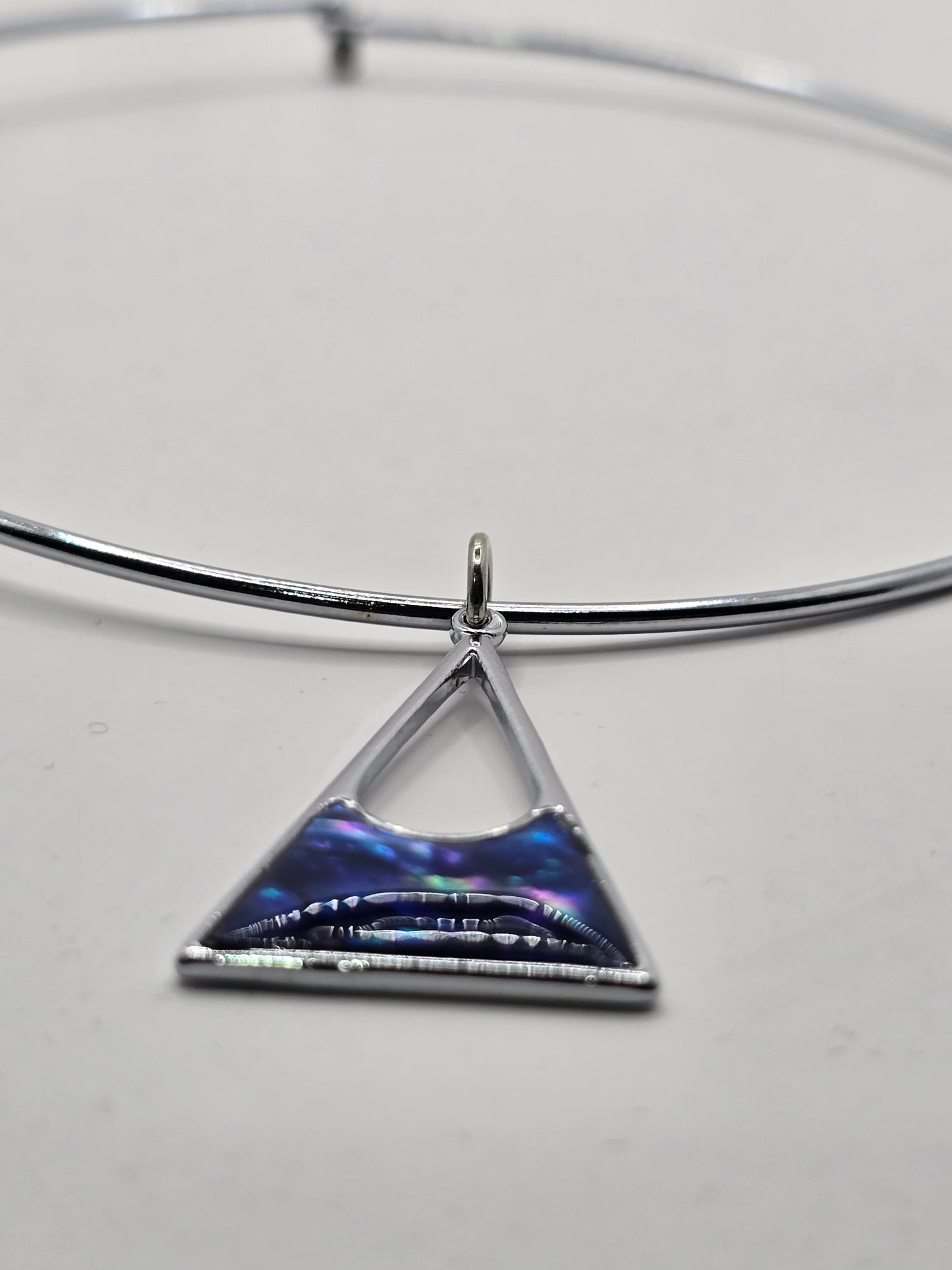 Triangle pendant resin necklace with metal choker