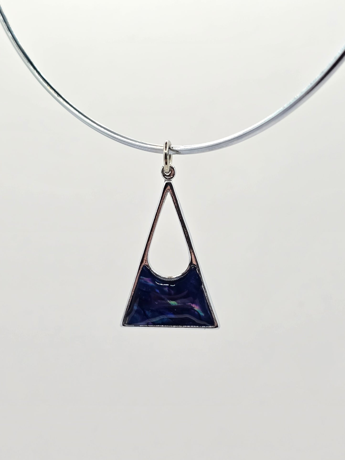 Triangle pendant resin necklace with metal choker