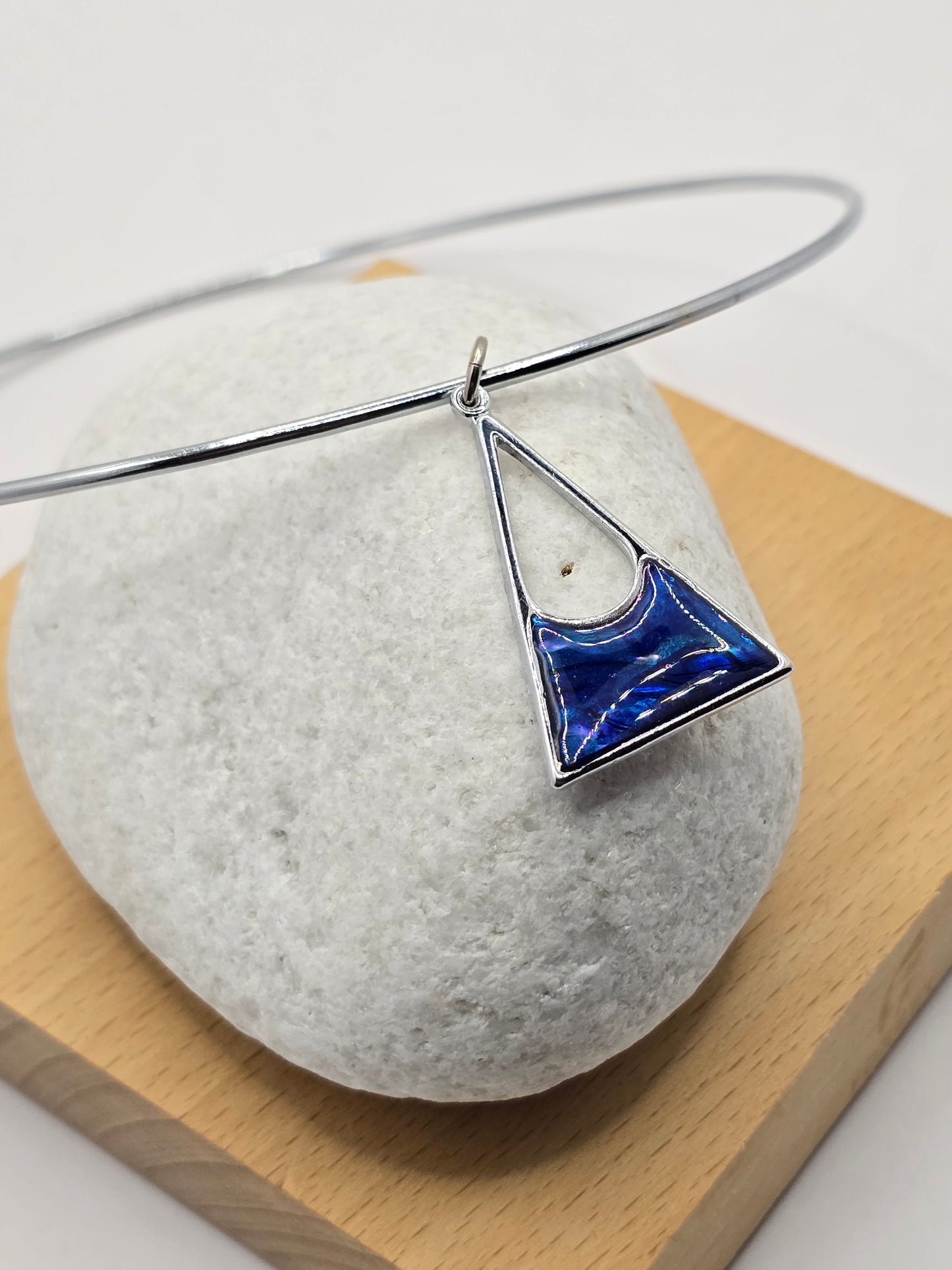 Triangle pendant resin necklace with metal choker