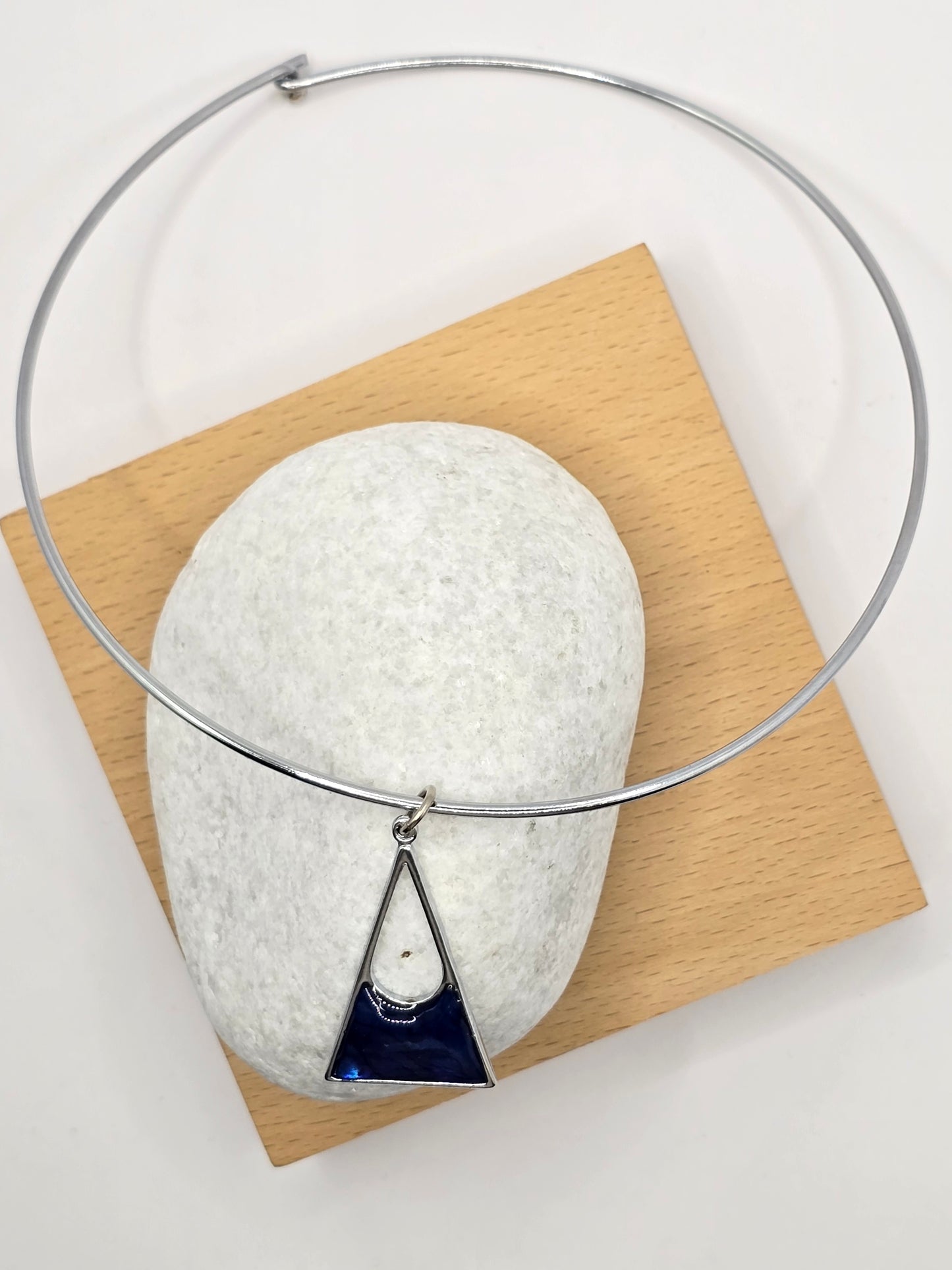 Triangle pendant resin necklace with metal choker