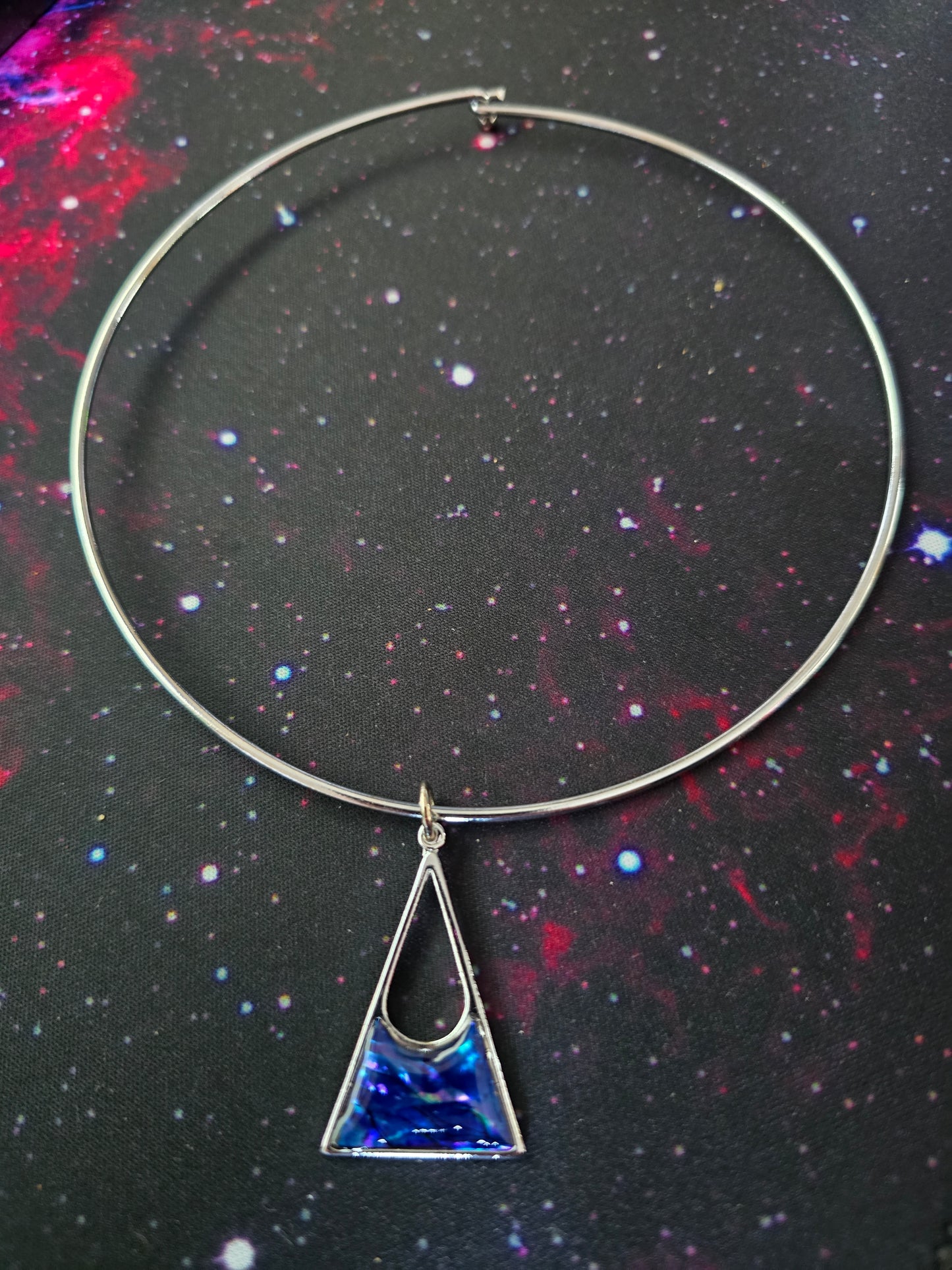 Triangle pendant resin necklace with metal choker