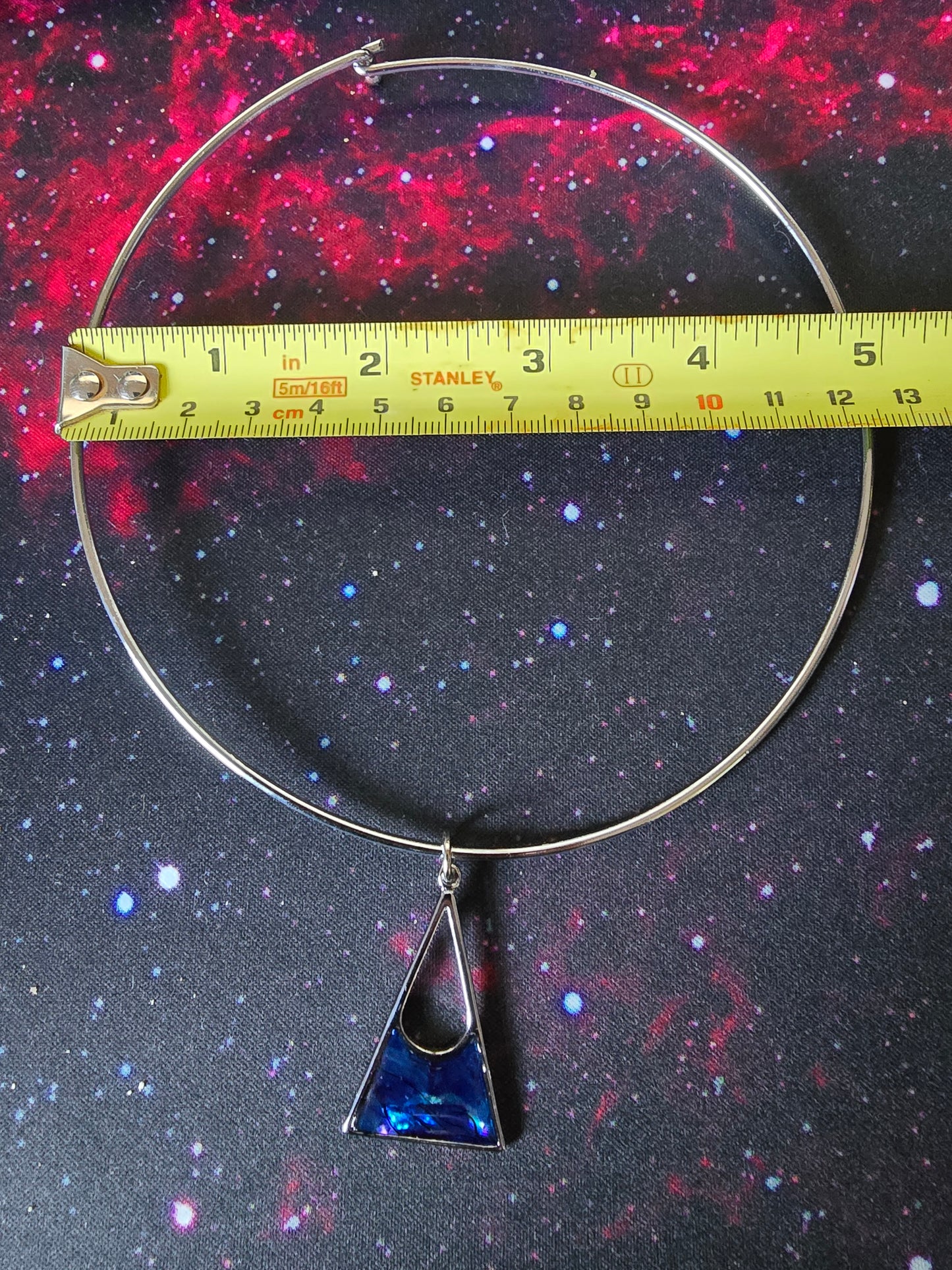 Triangle pendant resin necklace with metal choker