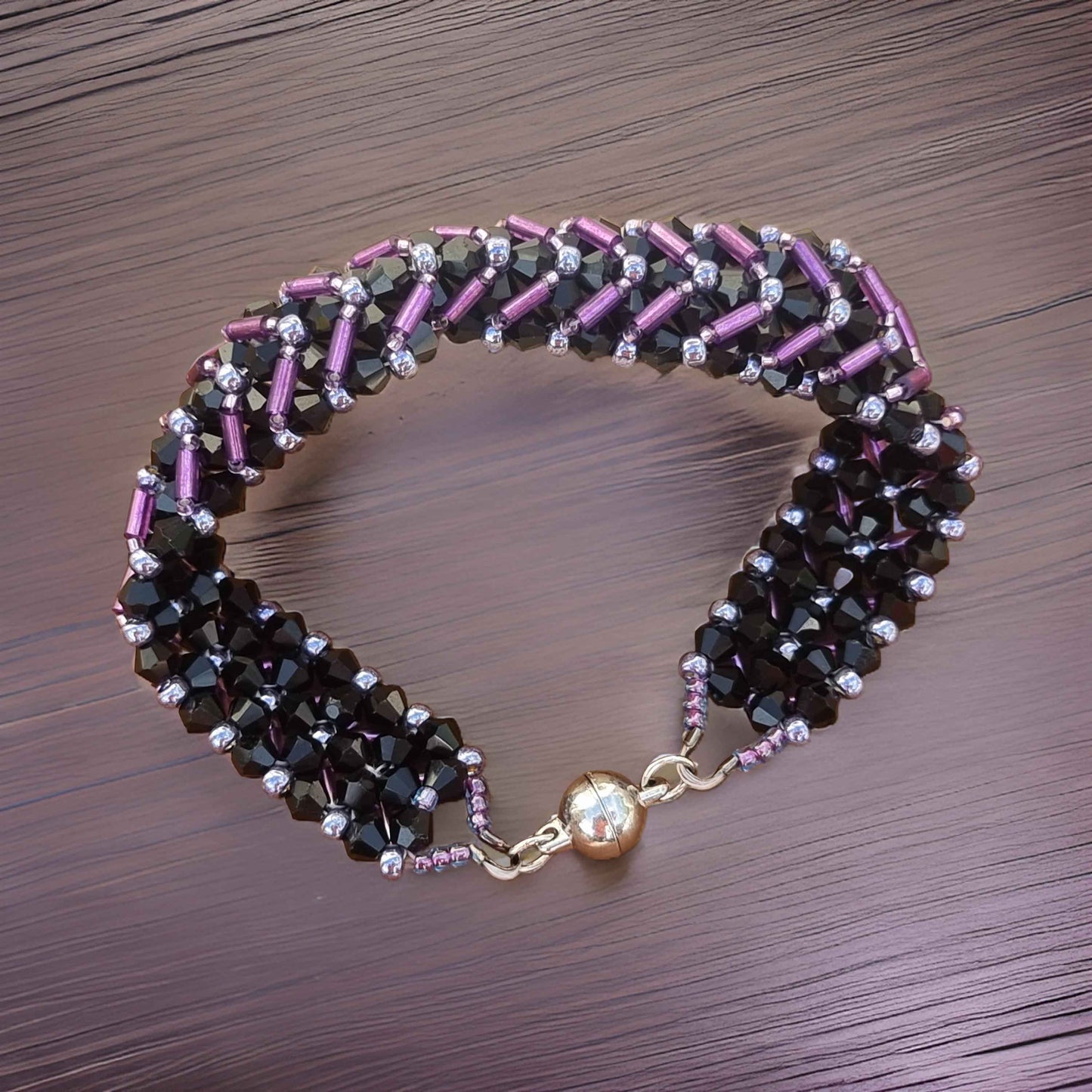 Chevron beaded bracelet with magnetic clasp - Purple / Black