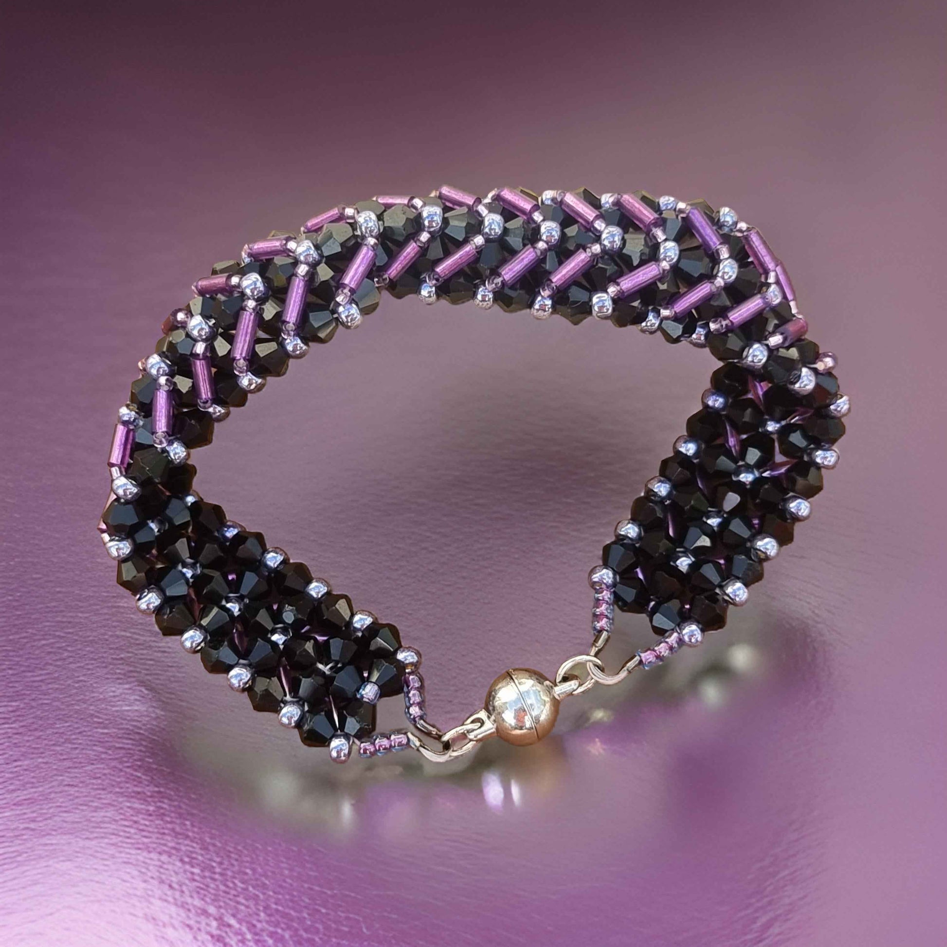 Chevron beaded bracelet with magnetic clasp - Purple / Black