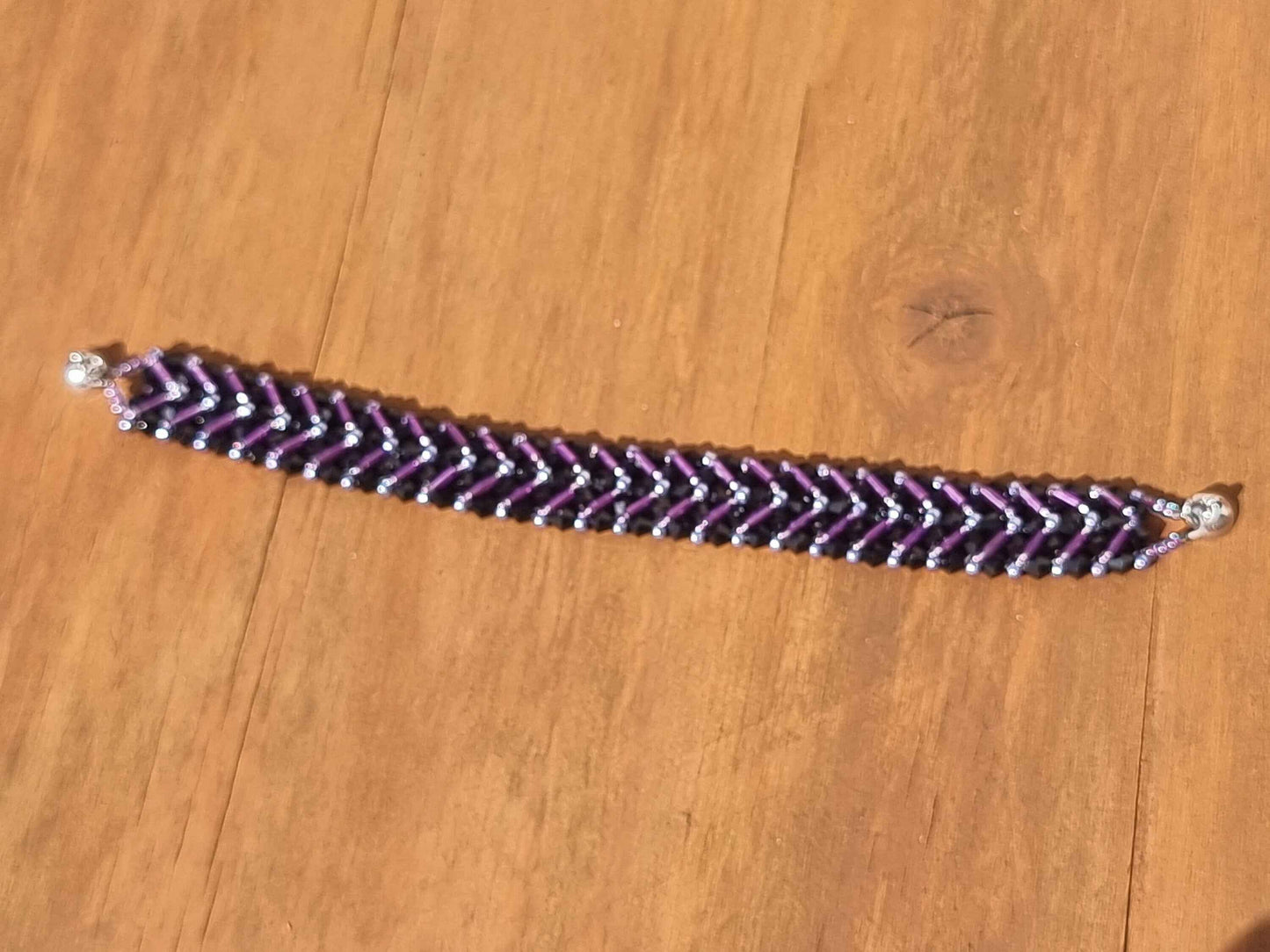 Chevron beaded bracelet with magnetic clasp - Purple / Black