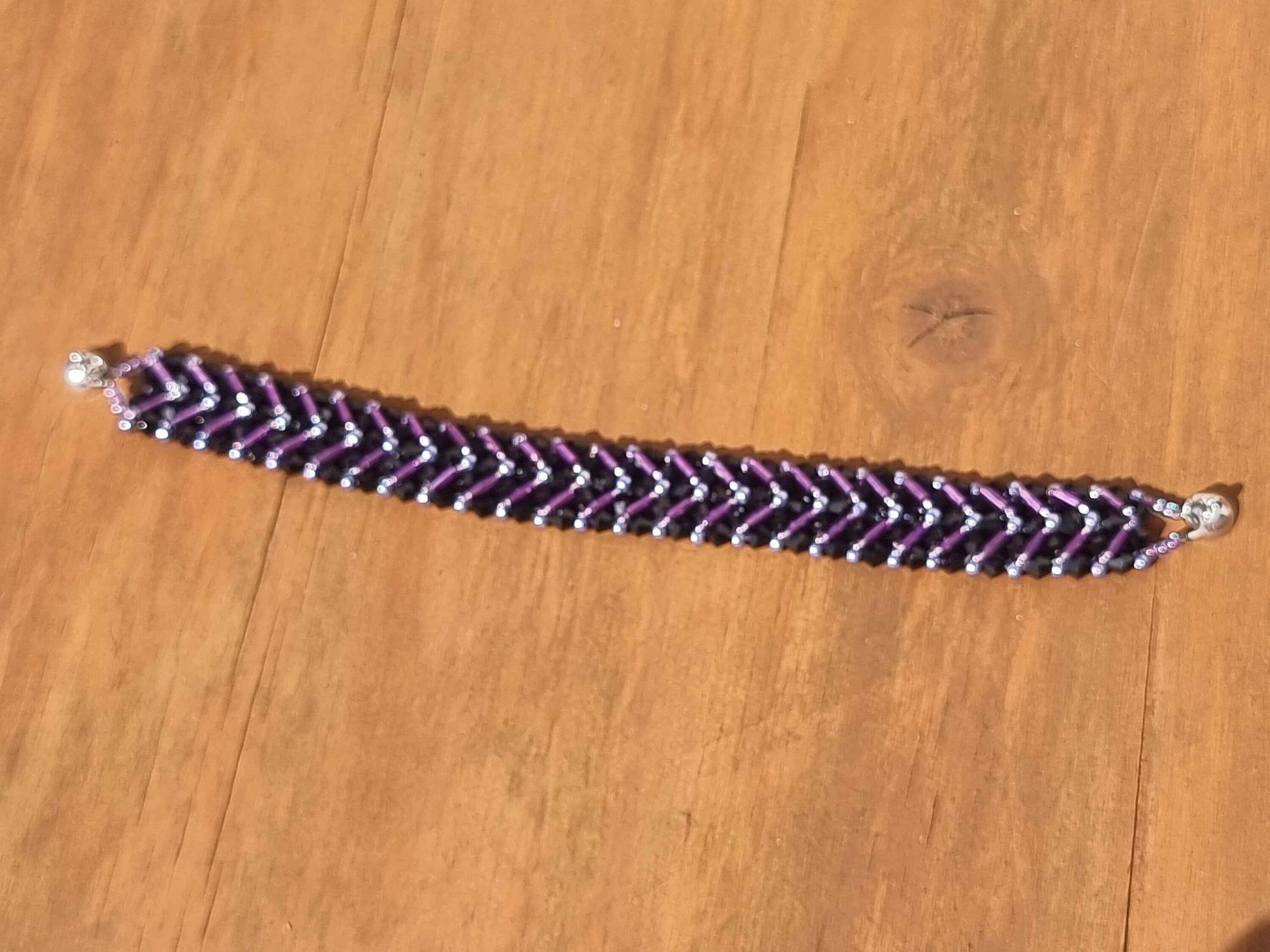 Chevron beaded bracelet with magnetic clasp - Purple / Black