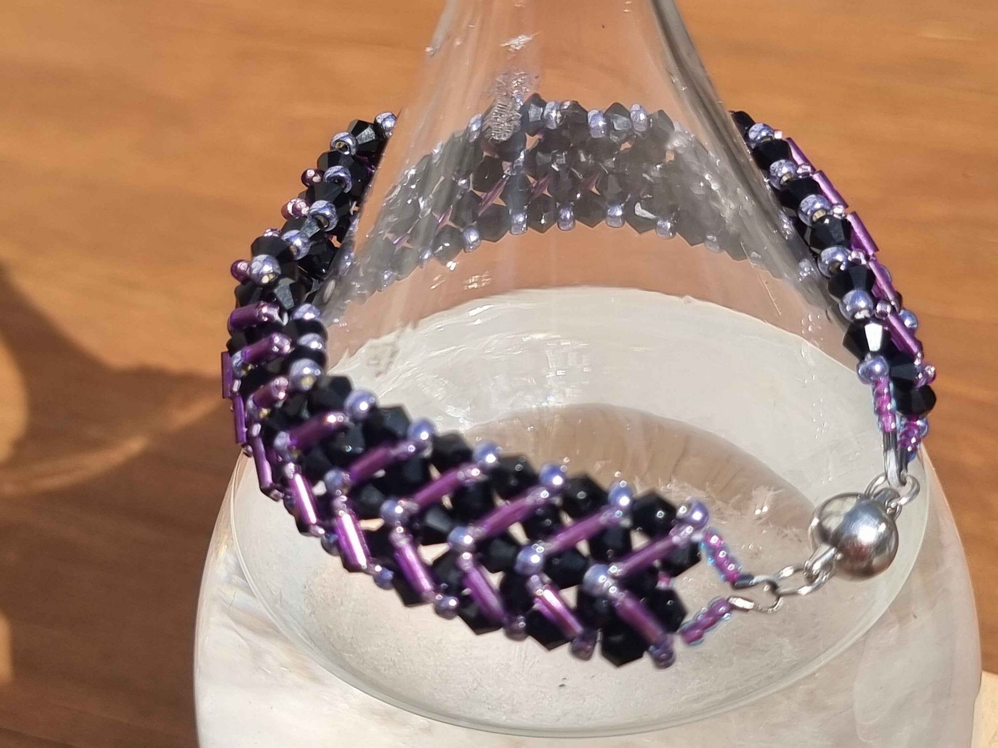 Chevron beaded bracelet with magnetic clasp - Purple / Black