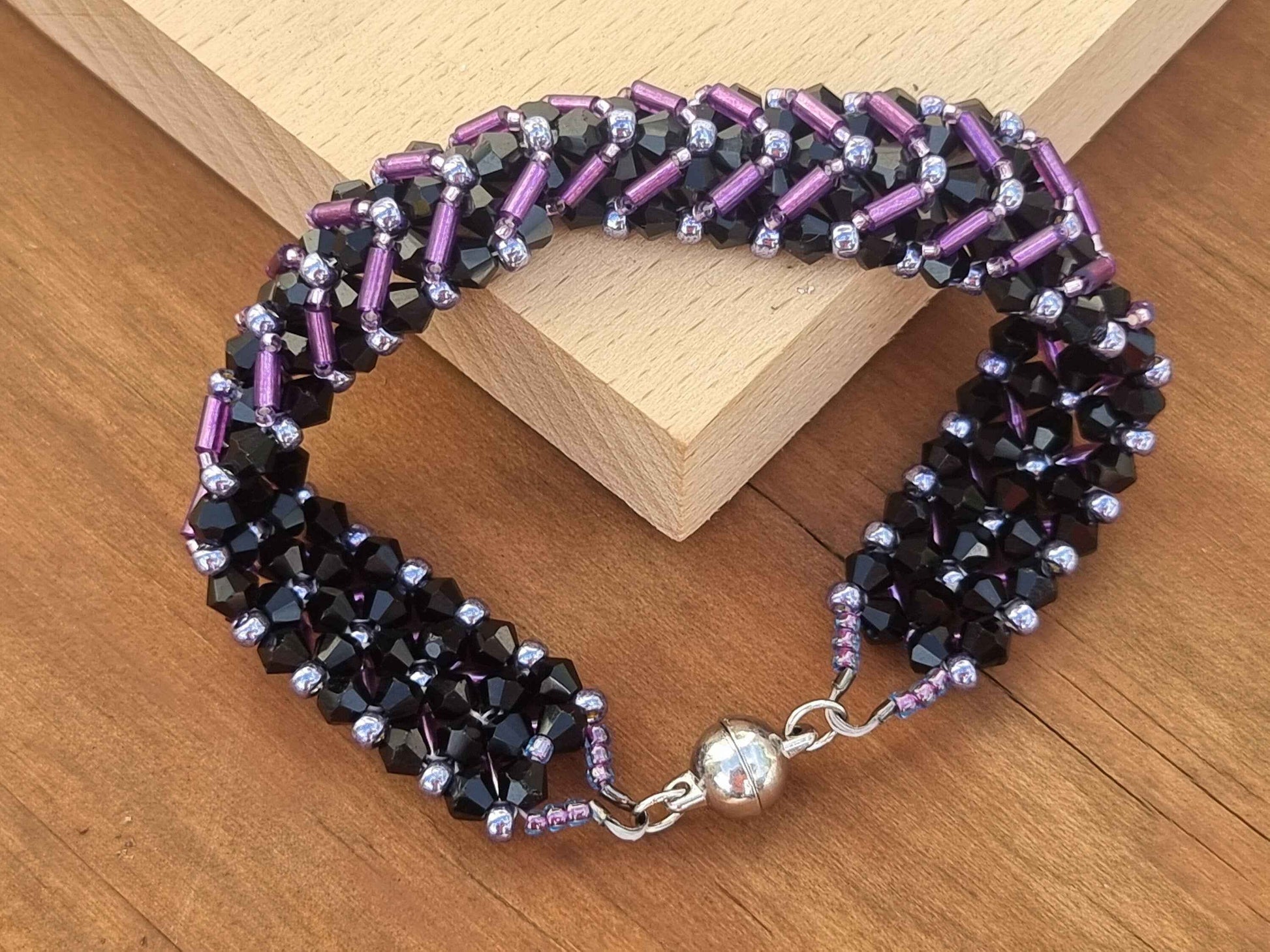 Chevron beaded bracelet with magnetic clasp - Purple / Black