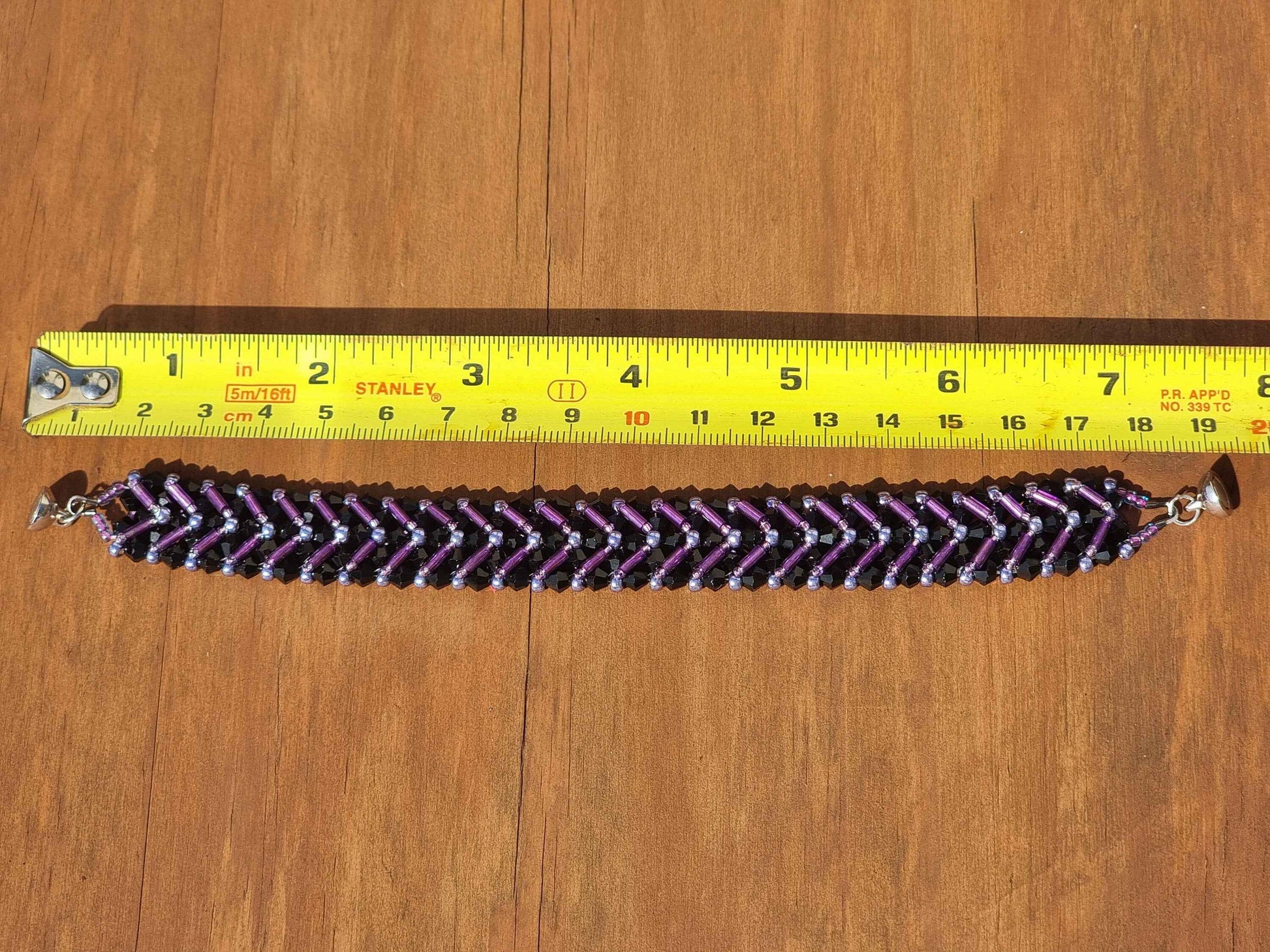Chevron beaded bracelet with magnetic clasp - Purple / Black