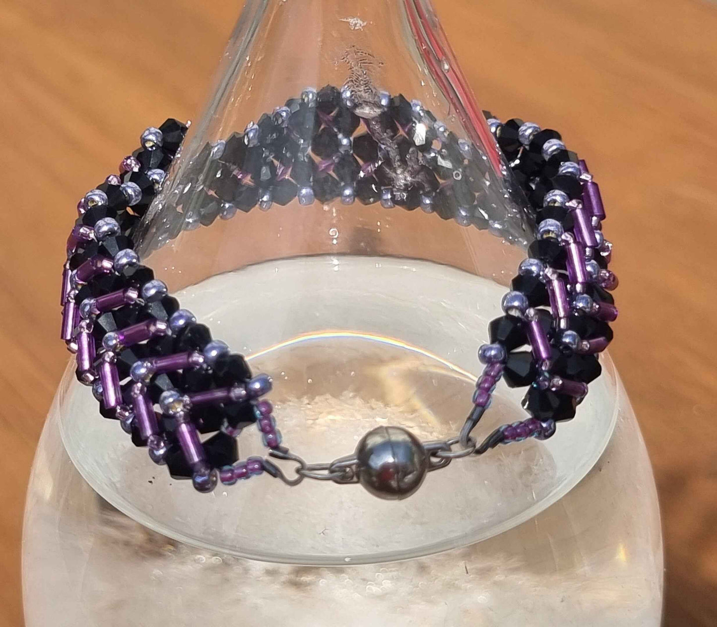 Chevron beaded bracelet with magnetic clasp - Purple / Black
