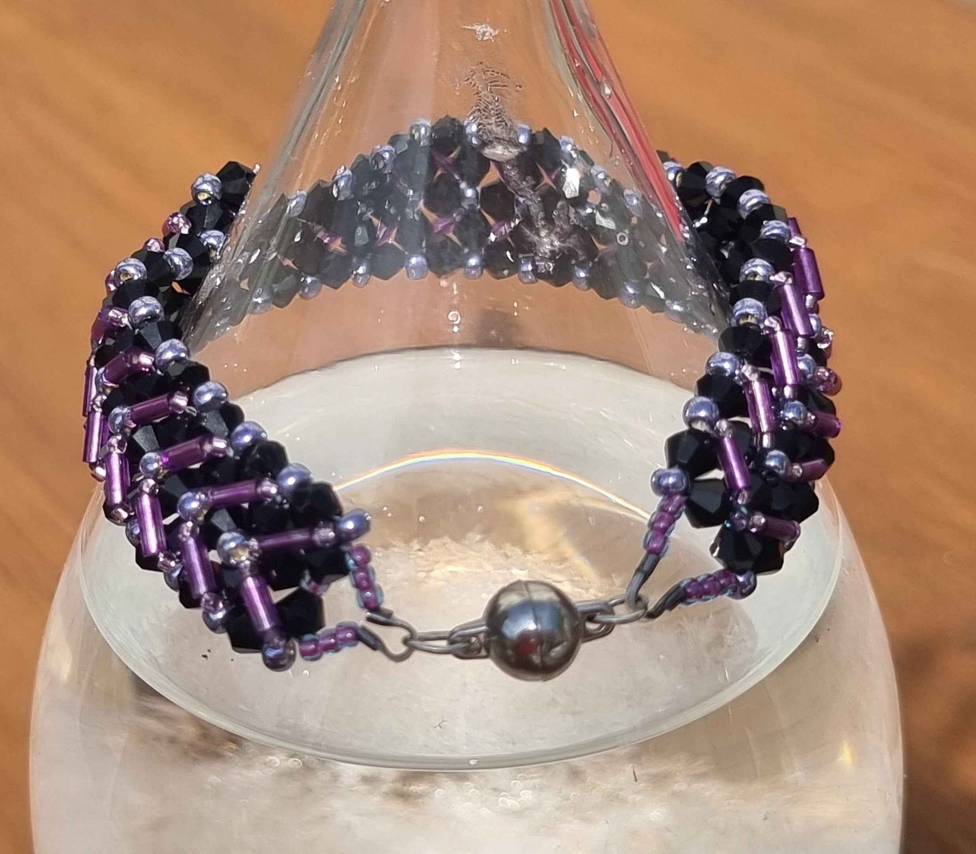 Chevron beaded bracelet with magnetic clasp - Purple / Black