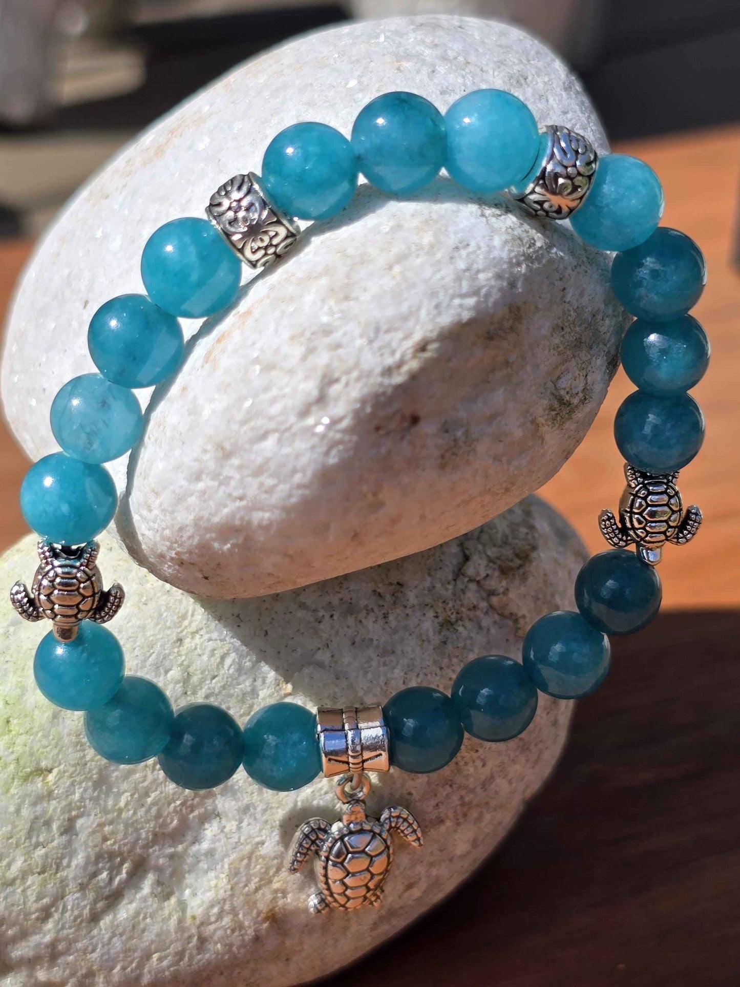 Sea Turtle Charm beaded bracelet - Blue/Turquoise Stone beads, and elasticated band to fit most wrist sizes