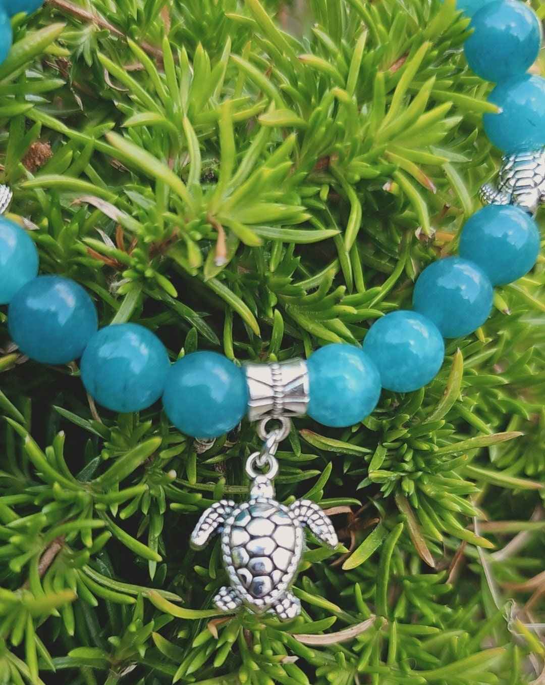 Sea Turtle Charm beaded bracelet - Blue/Turquoise Stone beads, and elasticated band to fit most wrist sizes