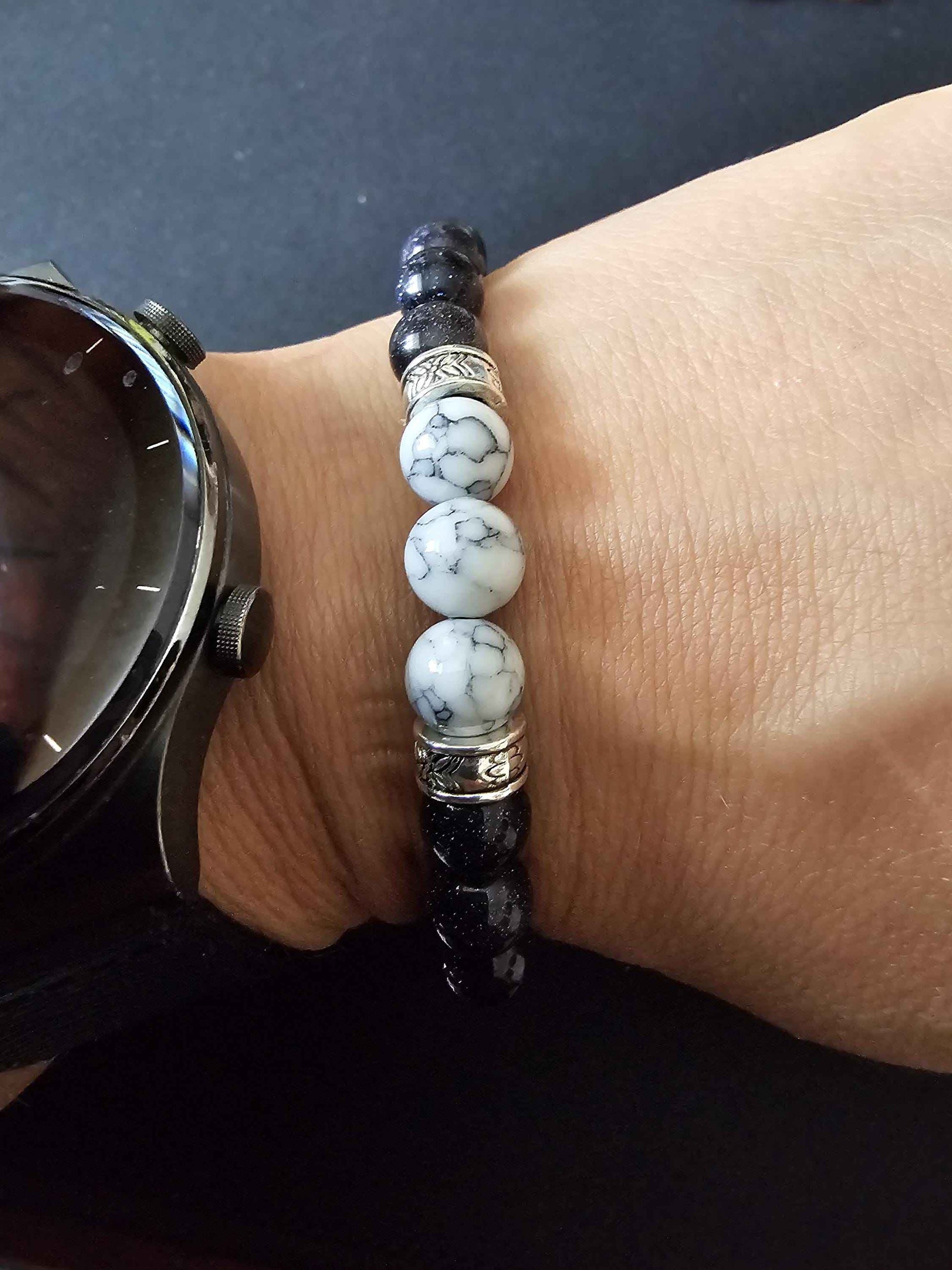 Unisex Blue and white marble effect elastic beaded bracelet - Handmade item