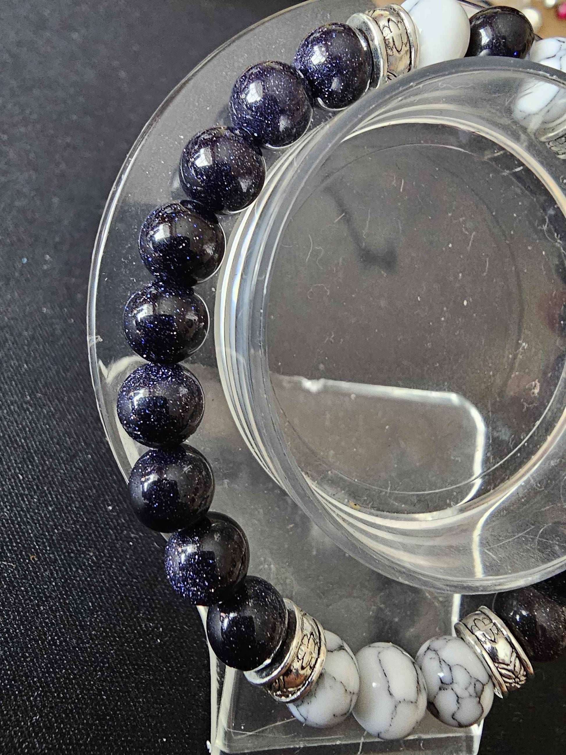 Unisex Blue and white marble effect elastic beaded bracelet - Handmade item